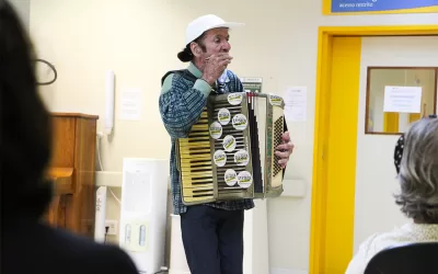 Conheça a história de ‘Walter da Gaita’: um músico multitarefa que é paciente do Hospital de Amor