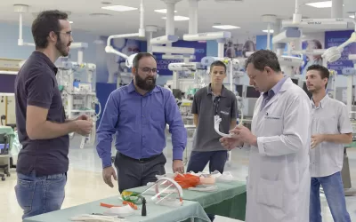 Máscaras faciais desinfectáveis são produzidas para equipes médicas que atuam no combate ao novo coronavírus, em Barretos